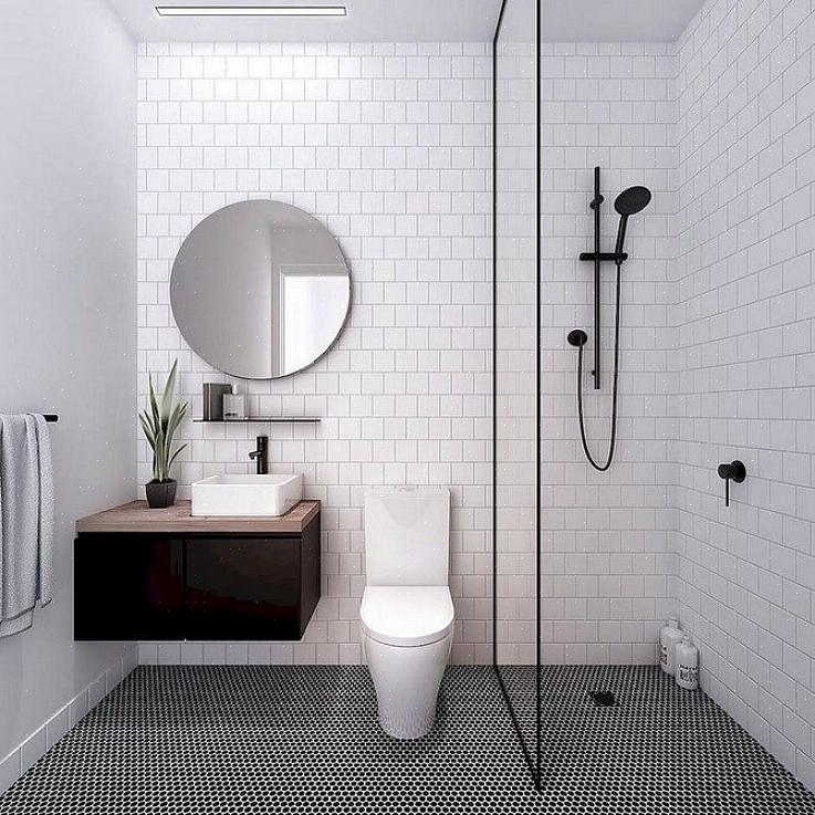 Start med at måle fra væggen bag toilettet til midten af boltene i bunden af toilettet