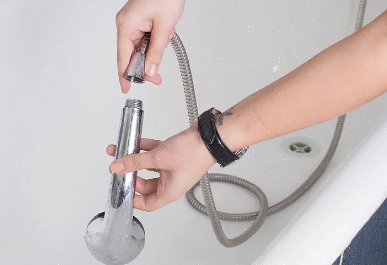 Båndet forsegler forbindelsen mellem dit nye brusehoved