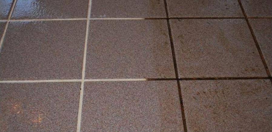 Sådan rengøres fliserør med et alkalisk rengøringsmiddel