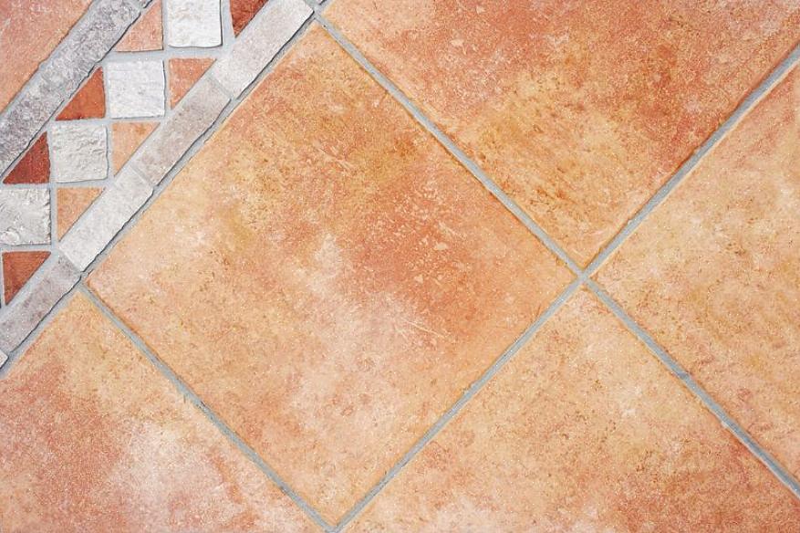 Disse stykker har stadig de forskellige farver af terracotta ler