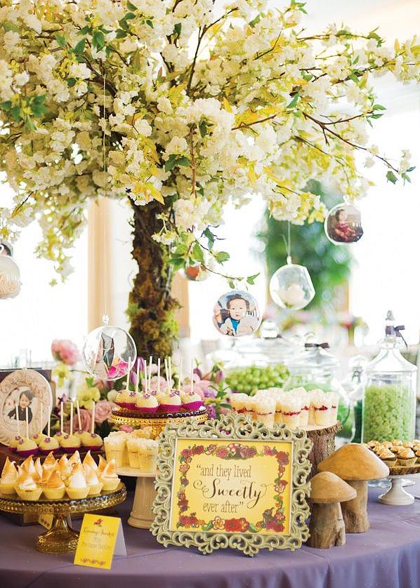 En tallerken fyldt med tesandwicher styrker Alice's Adventures in Wonderland-tema