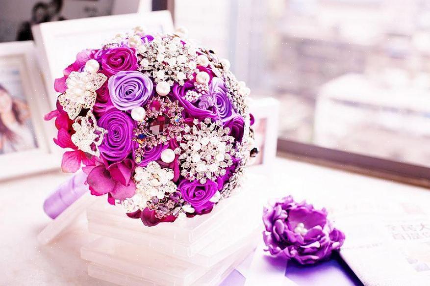 De fuzzy lilla blomster af ageratum er perfekte som et enkelt sort brude blomsterarrangement