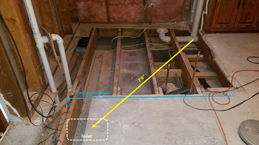 Kør den nye længde af afløbsrøret fra det nye toiletsted til affaldsventilationsstakken