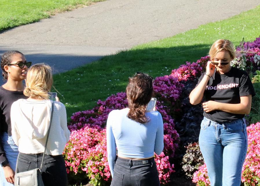 Der chatter i telefonen og ignorerer sin veninde