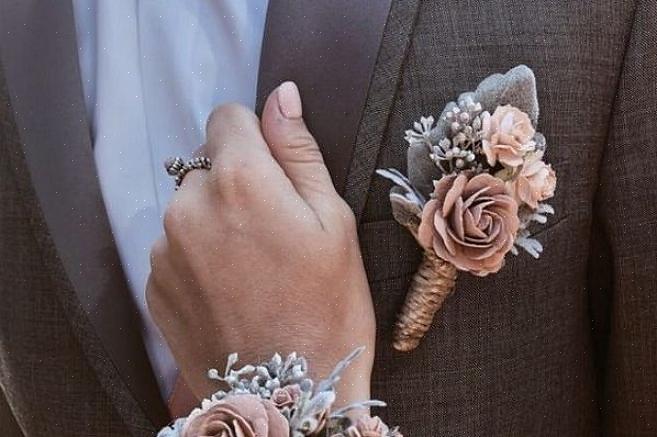 Blomstearmbånd til prom kommer i alle prisbeslag fra enkle mousserende glasperler til mere detaljerede