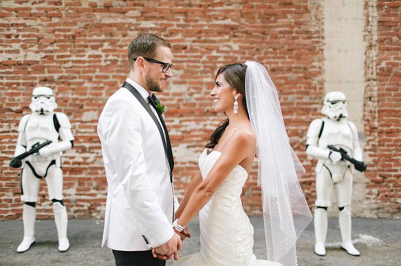 Foruddefinerede Star Wars festinvitationer er let tilgængelige i butikkerne