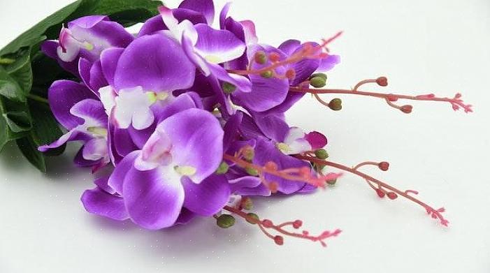 En krystal accent pin er en nem måde at tilføje en lille gnist til hans boutonniere