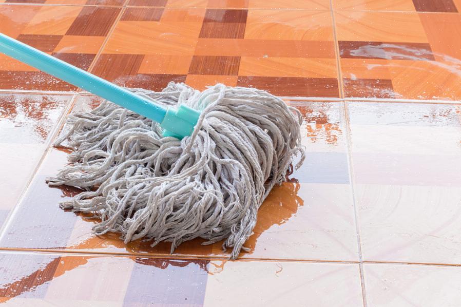 Halvt blegemiddel i en ren spand (nok til at dække moppehovedet)