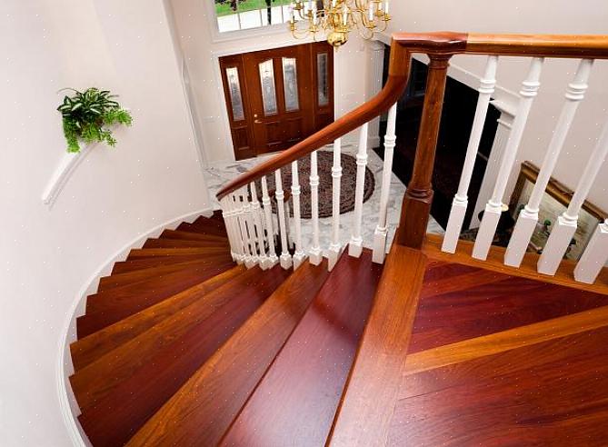 Trappen langt fra hoveddøren vil være meget forskellig fra en feng shui-sag med en lille foyer med trapper