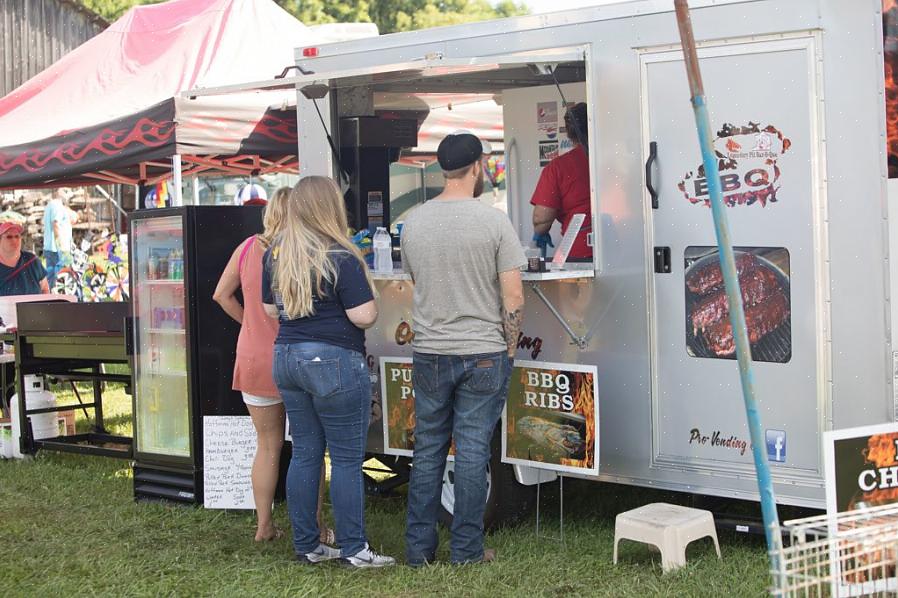 Den sidste weekend i juli går skattejægere i upstate New York til salg af Route 90 Garage i Cayuga County