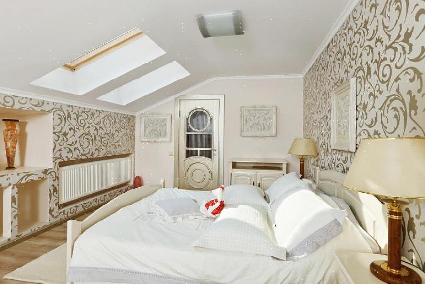 En seng placeret under et skråt loft betyder