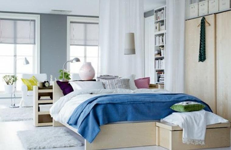 Så den har åndedrætsplads til god feng shui energistrøm på begge sider