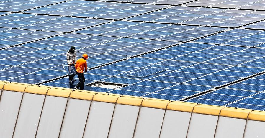 Solvarmesystemer til opvarmning af vand er mere almindeligt anvendt i virksomheder