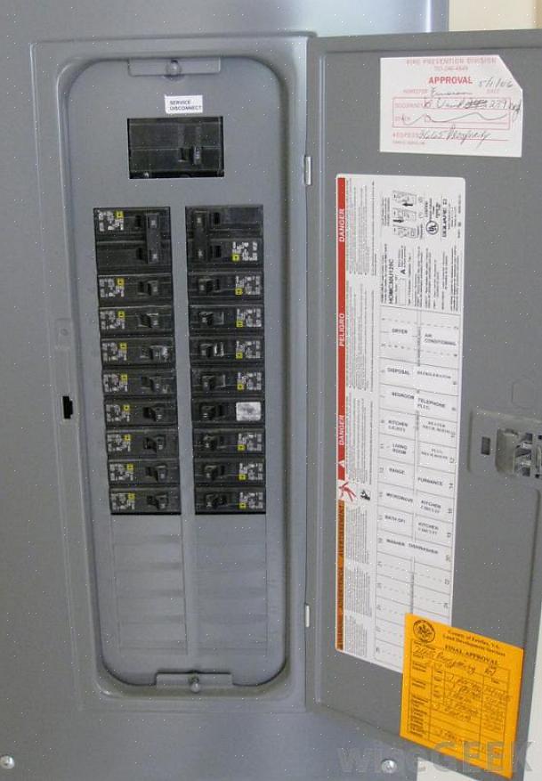 Afbrydere eller sikringer findes normalt i et centralt hovedservicepanel