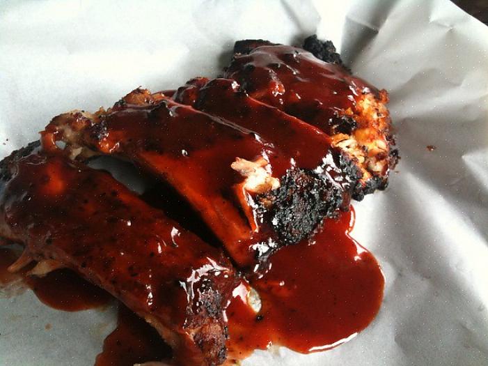 Skub forsigtigt grillsauce op fra stoffet