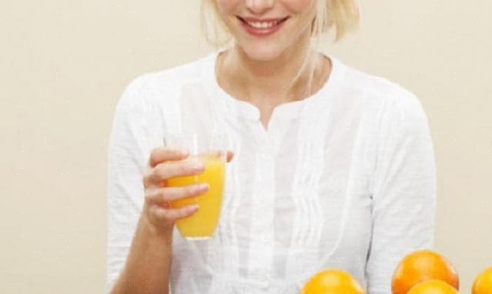 Fjern straks saftudslippet fra stoffet med en ren hvid klud eller papirhåndklæder