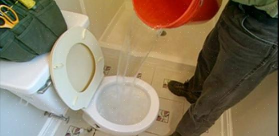 Du kan normalt tømme fælden gennem toilettet