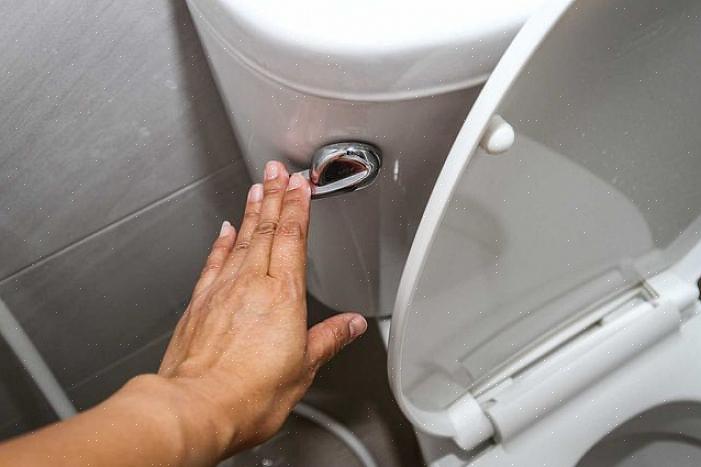 En kop eller en lille skål fungerer til at bukke vand ud af en toiletskål eller tank