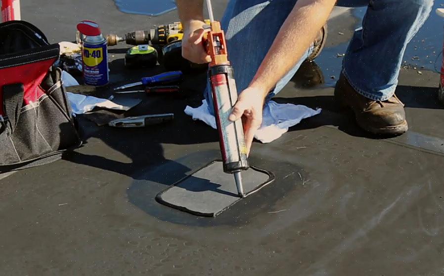 Påfør et enkeltlags EPDM-klæbemiddel på bagsiden af plasteret