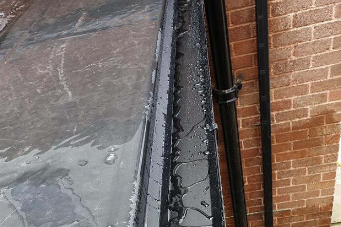 Det første trin i reparation af dit EPDM-tag er at forberede tagfladen til at modtage plasteret