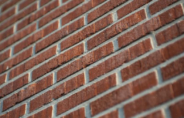 Det har også fordelen ved at fjerne mørtel omkring mursten