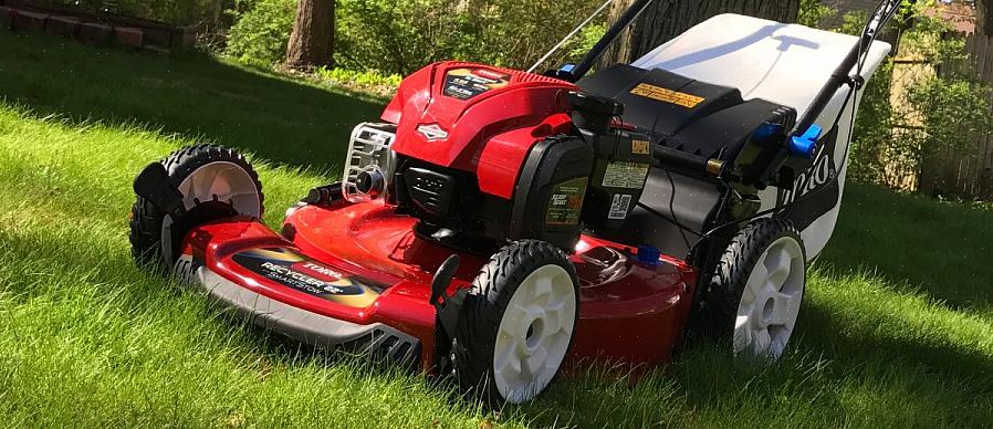 Toro SmartStow plæneklippere har større baghjul til lettere brug på ujævnt terræn