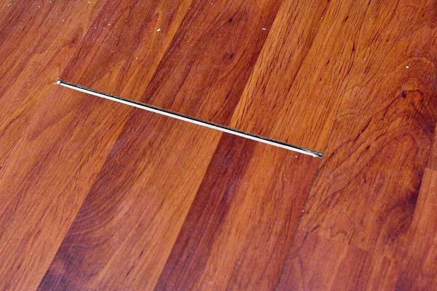 Traditionelle trægulvbrædder (og det øverste lag af konstruerede gulve) skæres parallelt med kornet