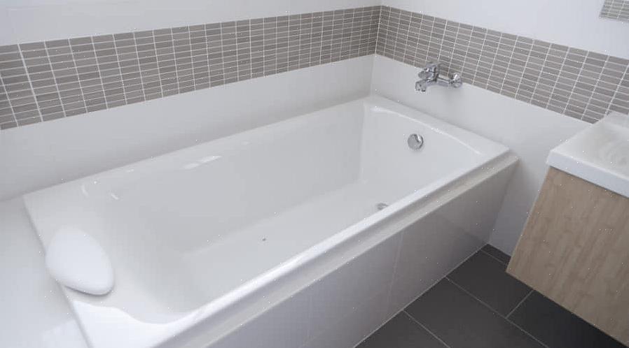 Et badekar eller brusebad er et solidt stykke akryl- eller PVC-plast designet til nøjagtigt at passe