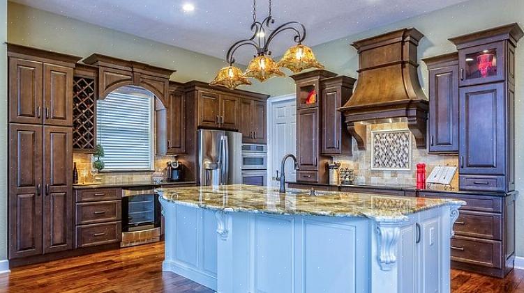 Et godt eksempel på dette koncept er i dette moderne soveværelse i toscansk stil af Jenkins Custom Homes