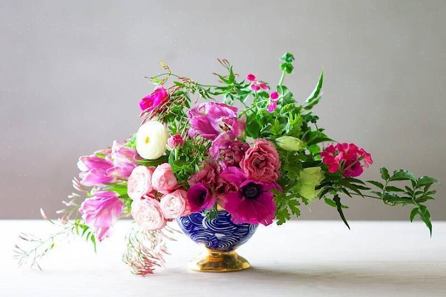 Dette forårsmiddelpunkt i sæsonen giver en meget mere organisk vilde blomsterfølelse takket være samlingen