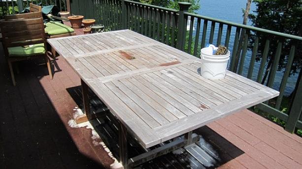 Sådan rengøres teak med en patina