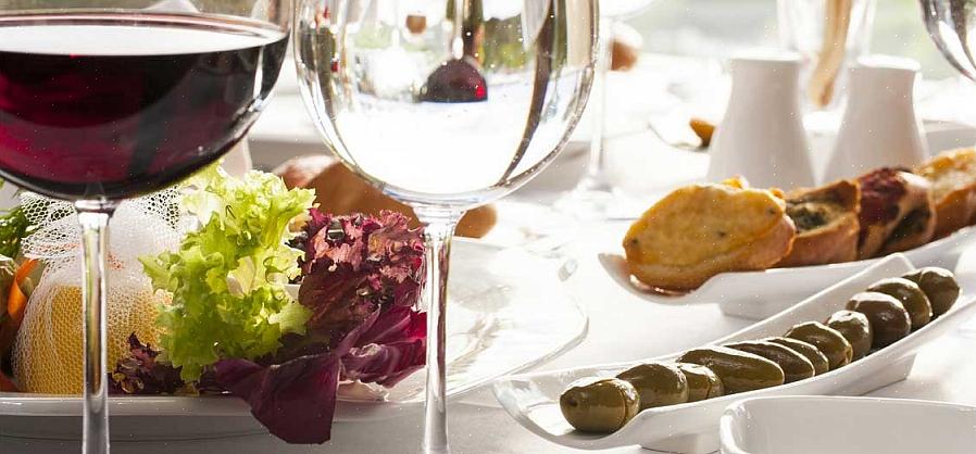 Par vin med tilberedte vegetabilske retter