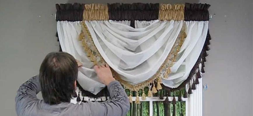 Mens et 122 cm vindue kræver en valance omkring 33 centimeter dyb