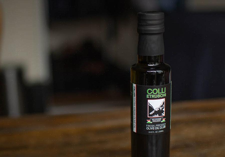 Bring glansen tilbage med lidt olivenolie på en blød klud