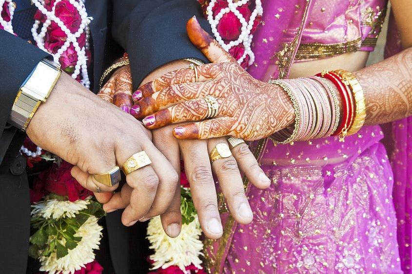 Under en henna-fest bruger kunstnere en pasta lavet af tørrede henna-blade til at male indviklede mønstre