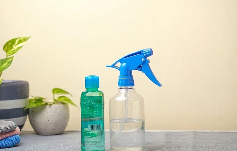 Denne naturlige desinficeringsspray fra Mama-instinkter har to aktive rengøringsingredienser plus en simpel