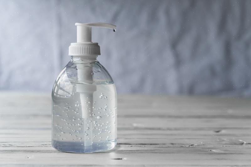 Denne DIY håndrensningsopskrift bruger den populære æteriske olie Thieves fra Young Living
