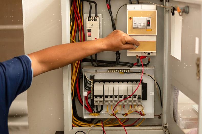 Afbrydere inde i din elektriske servicepanelskasse