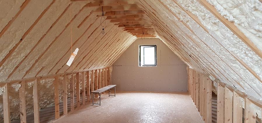 På åbne vægge er en stofkappe fastgjort til studs