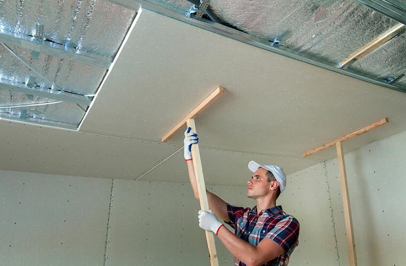 Hvis det beskadigede loft er under et loft