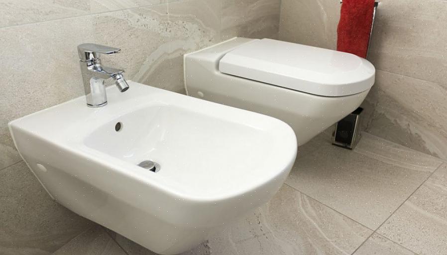 Forbind vandforsyningsledningerne med hånden til bidet
