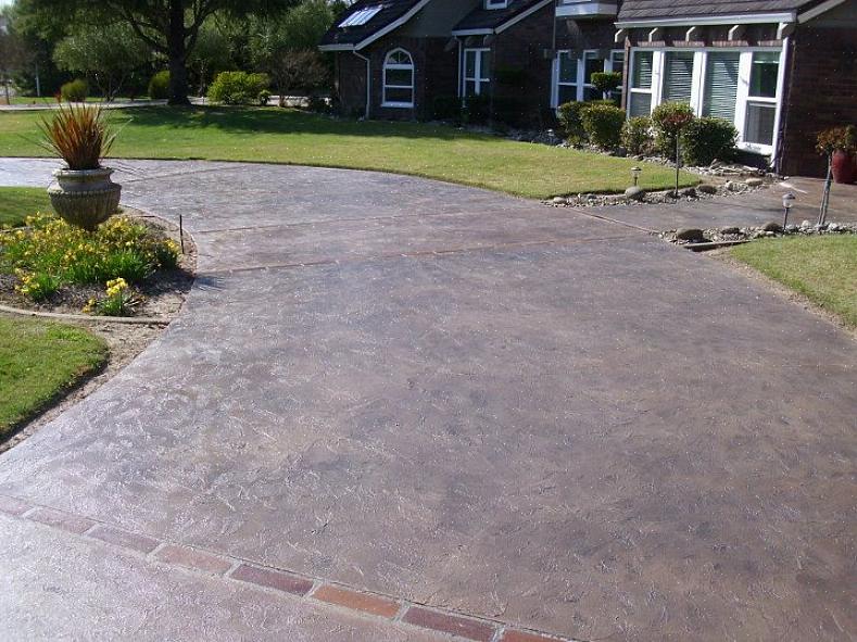 Betonoverflader kommer som en tør blanding i 18 kg poser eller 23 kg spande