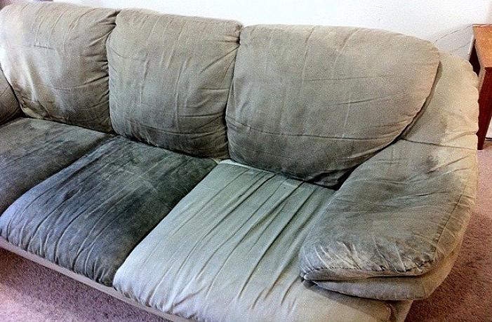 Sådan rengøres en mikrofiber sofa med sæbeskum
