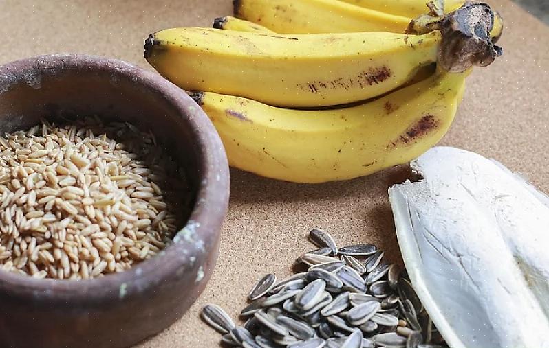 Der er mange forskellige måder at give naturlige fødevarer til fugle