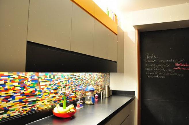 Denne backsplash kombinerer fire forskellige flisemotiver i behagelige nuancer