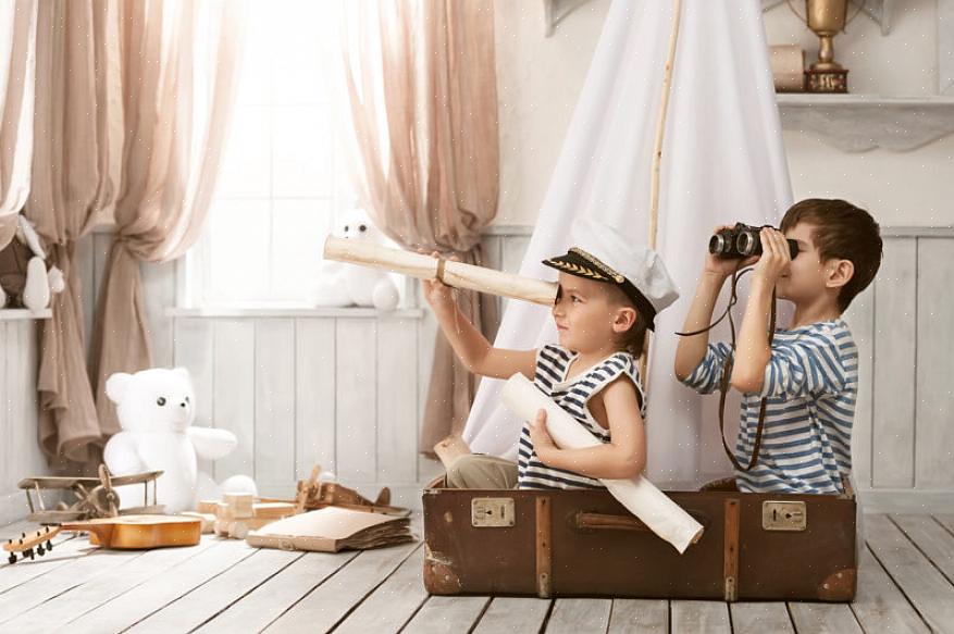 Sarte varme farver på de fleste overflader giver et lille rum et mere åbent look