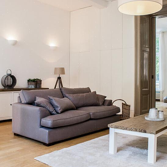Du kan spare omkostninger ved kun at leje møbler til nogle af de mest synlige rum i huset