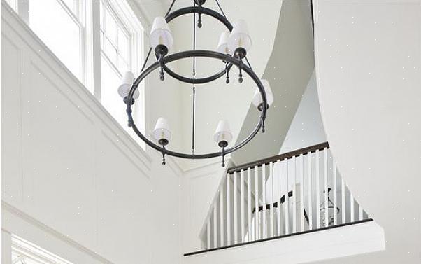 Indretningsarkitekter har generelle retningslinjer for valg af lysekrone diameter