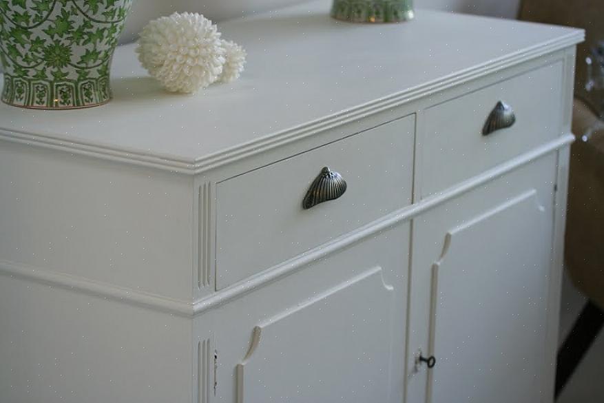 I 1990 oprettede Annie Sloan Chalk Paint delvis fordi hun havde brug for en maling