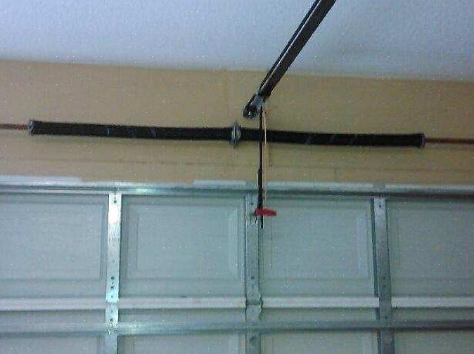 Med nye fjedre skal en tung garageport ikke tage mere end ca
